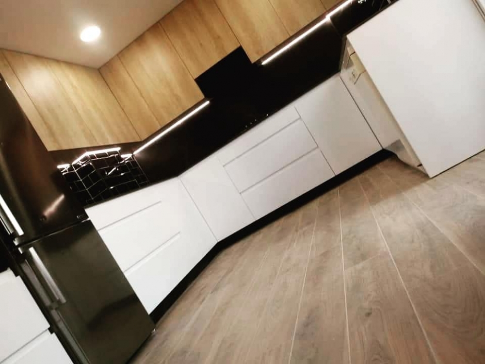 Baño reformado con estilo minimalista y funcional en Valencia