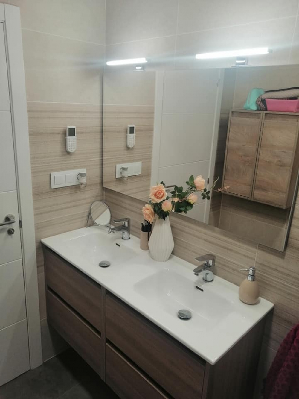 Salón de concepto abierto reformado por Reformas Orcu Hogar