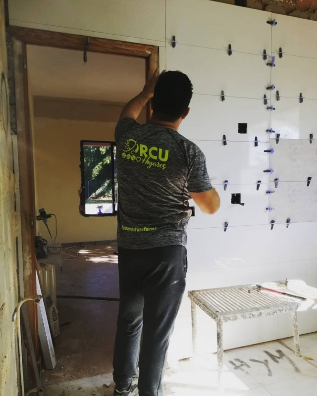 Reforma parcial de cuarto de baño con acabados de calidad en Picassent